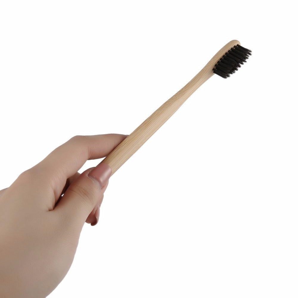 Cepillo de dientes de bambú natural y respetuoso con el medio ambiente hecho a mano